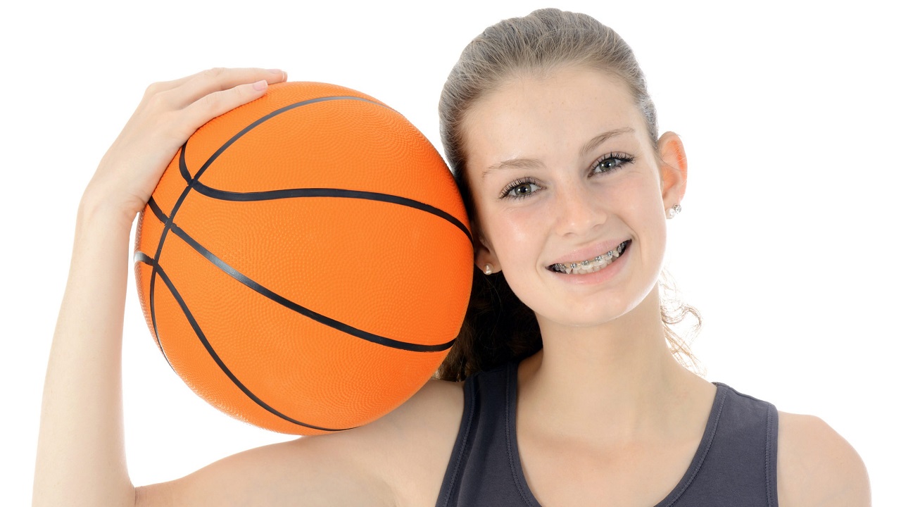 ورزش بسکتبال در حین ارتودنسی دندان