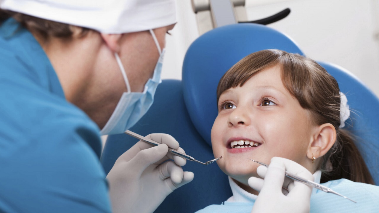 معاینه دندان کودک توسط دندانپزشک
